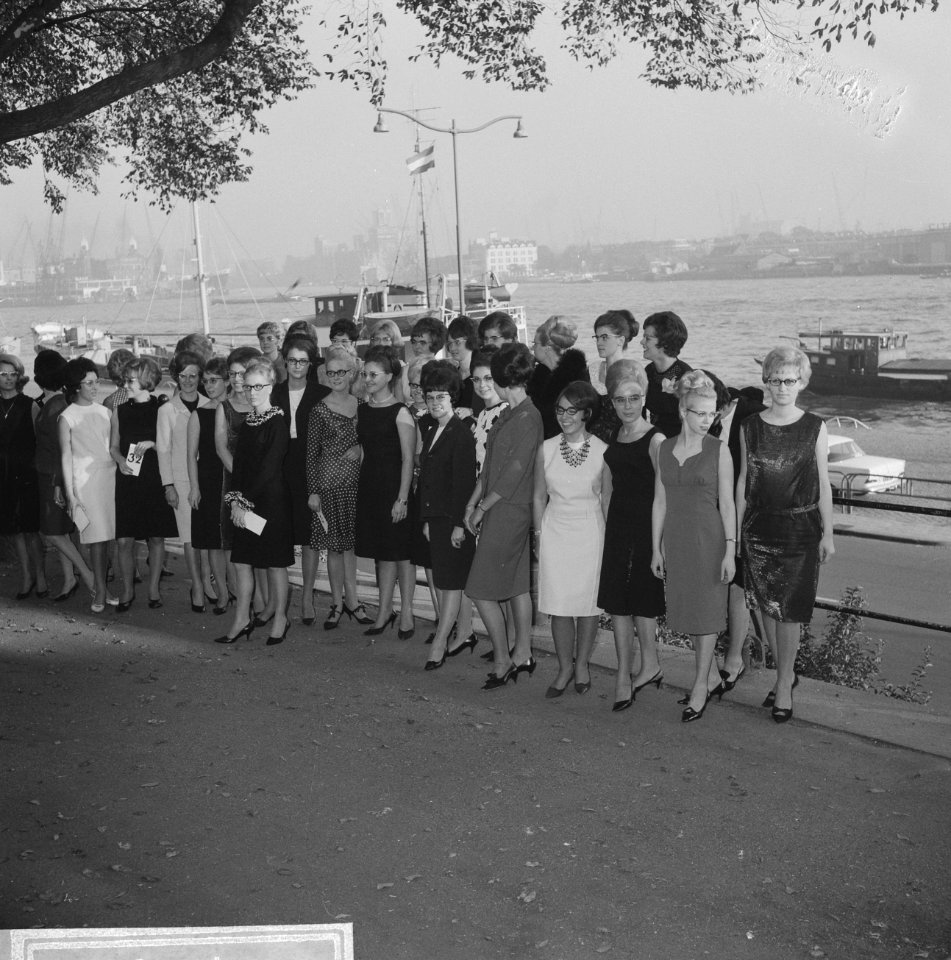 Halve finale van de Miss Bril verkiezingen te Rotterdam, de missen met de Maas o, Bestanddeelnr 918-4055