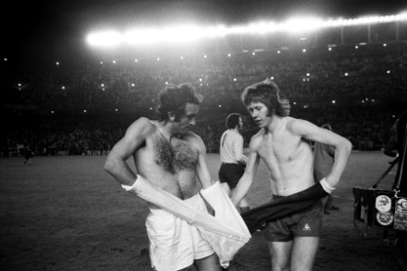 Halve finale Europacup I Ajax tegen Real 1-0, Gerrie Mühren ruilt zijn shirt met, Bestanddeelnr 926-3701