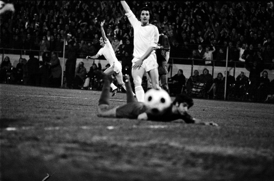 Halve finale Uefa-cup PSV tegen Barcelona 3-0, Olno liggen op de grond heeft in , Bestanddeelnr 929-6478