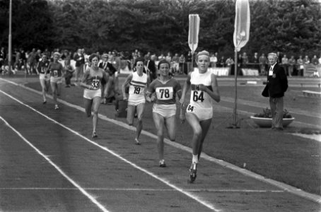 Halve finale Europacup atletiek dames te Sittard, 800 met finish, winnares Hilde, Bestanddeelnr 926-5930