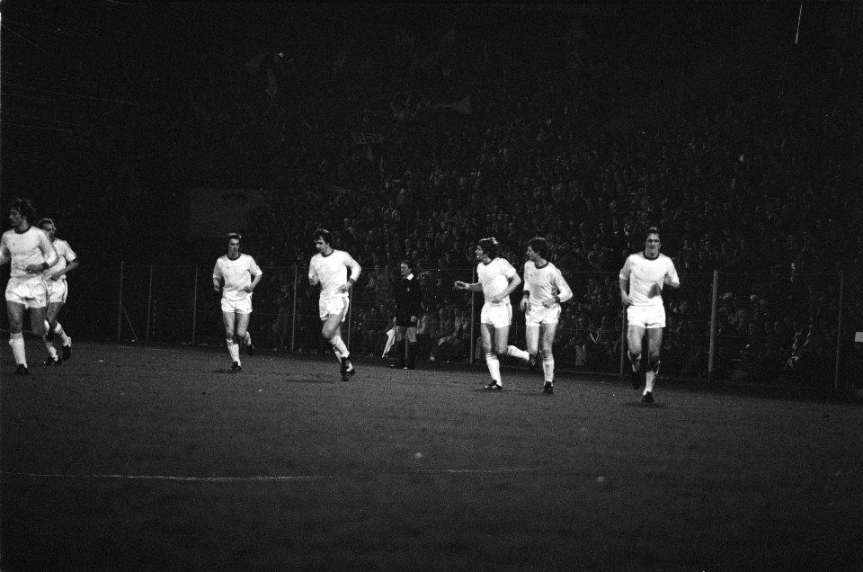 Halve finale Uefa-cup PSV tegen Barcelona 3-0, Cruijff in actie, Bestanddeelnr 929-6482