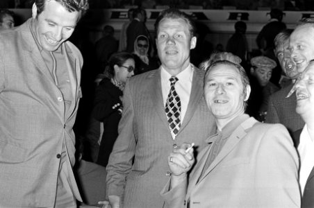 Halve finale Europacup-I,Rinus Michels (met geblokte das) op tribune, Bestanddeelnr 925-5421
