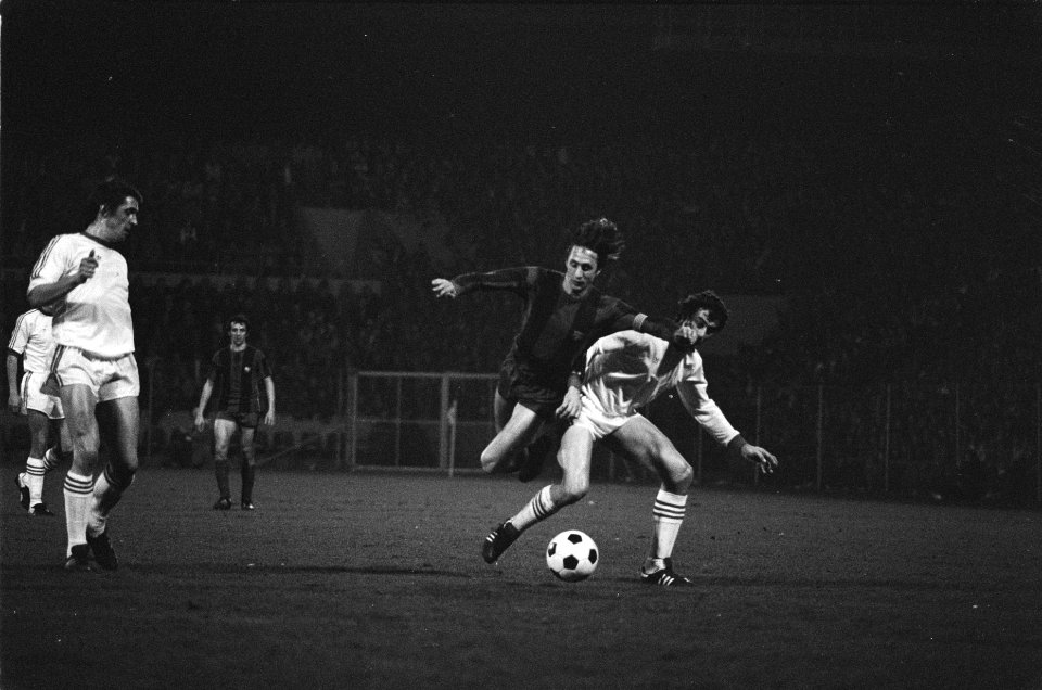 Halve finale Uefa-cup PSV tegen Barcelona 3-0, Cruijff in duel met Stevens, Bestanddeelnr 929-6476