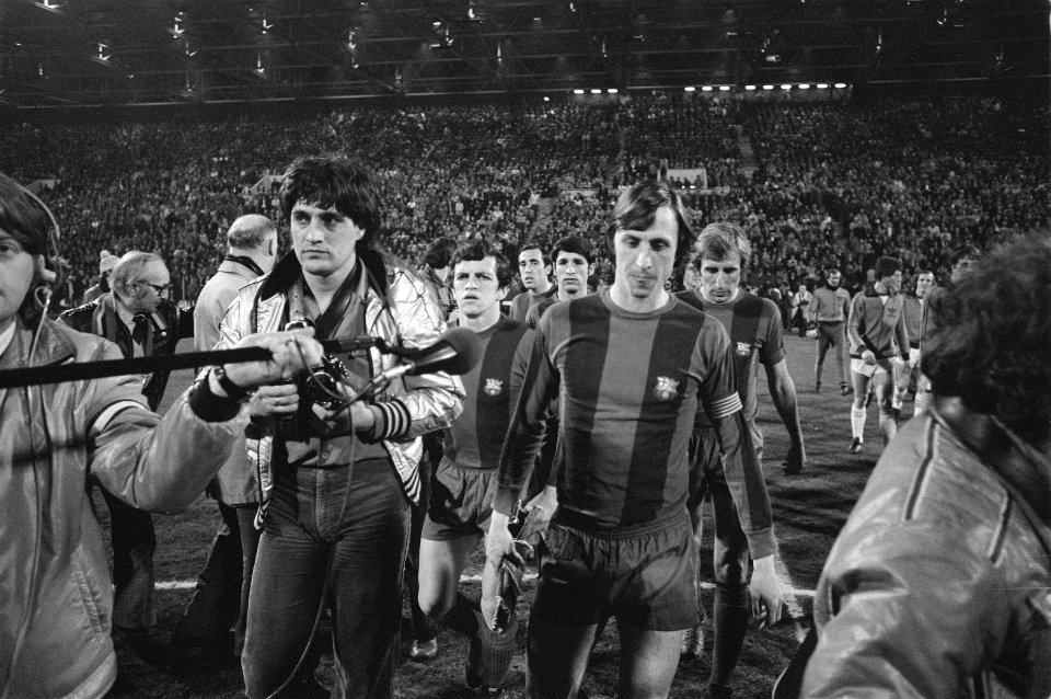 Halve finale Uefa-cup PSV tegen Barcelona 3-0, Cruijff bij begin en scheidsrecht, Bestanddeelnr 929-6480