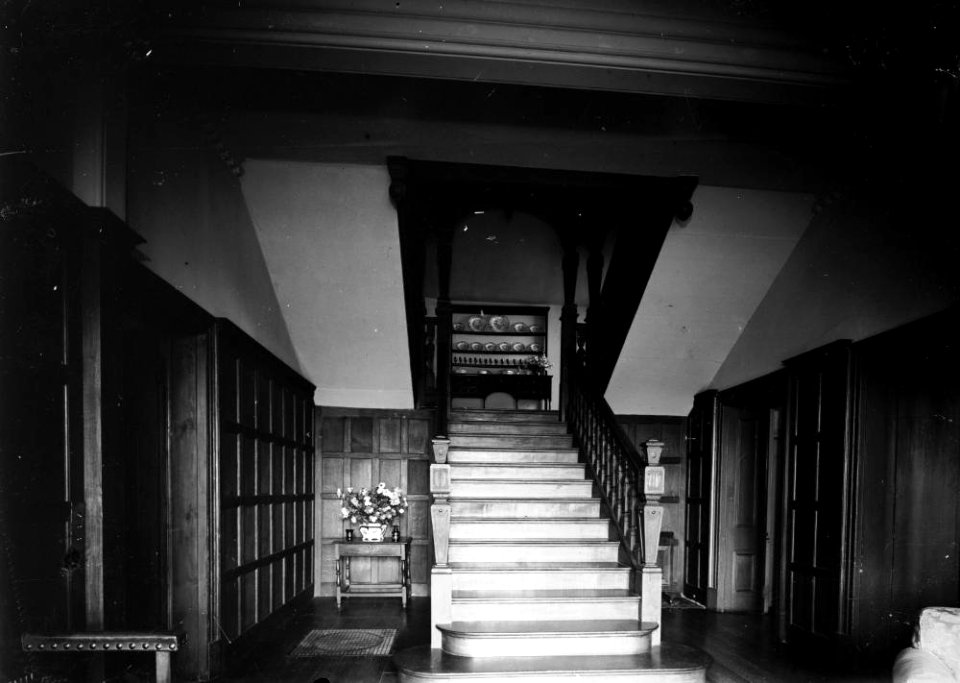 Hall and stairway of Dderw, Rhayader (1294354)