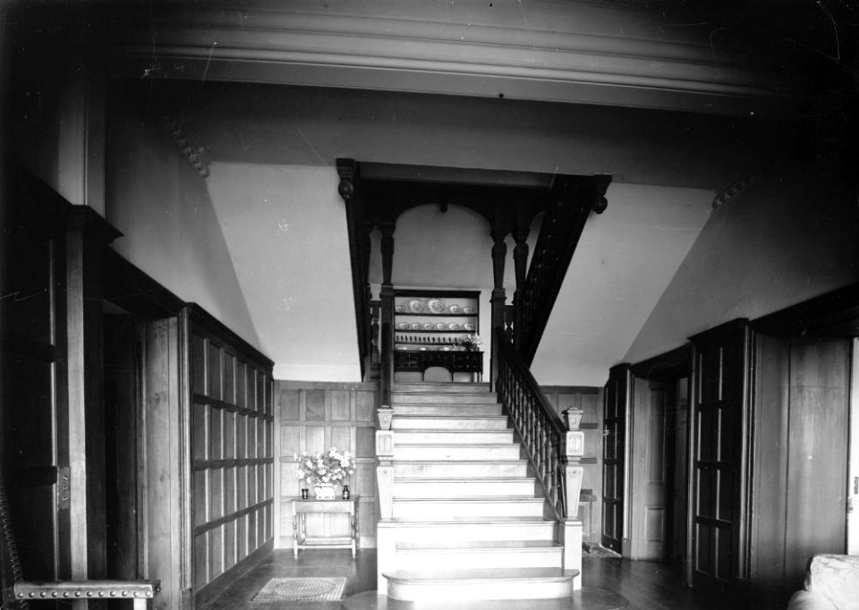 Hall and stairway of Dderw, Rhayader (1294293)