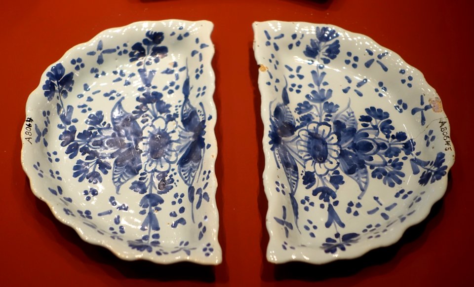 Half-plates, Hanauer Fayencemanufaktur, undated, ceramic - Mainfränkisches Museum - Würzburg, Germany - DSC04998