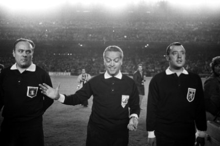 Halve finale Europacup I Ajax tegen Real 1-0, scheidsrechter, Cruijff en Zoco, Bestanddeelnr 926-3703