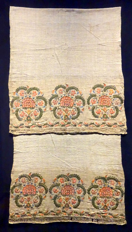 Hand towel, Ottoman, 1800s, embroidery, silk on linen - Museum für Völkerkunde Dresden - DSC08171