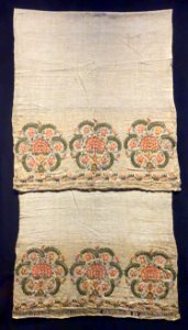 Hand towel, Ottoman, 1800s, embroidery, silk on linen - Museum für Völkerkunde Dresden - DSC08171