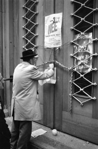 Hangslot op de ingang van het GEB-hoofdkantoor in de Tesselschadestraat, Bestanddeelnr 932-7465