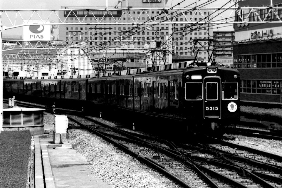 Hankyu 5315 approaching Umeda