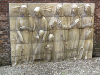 Handel (Gemert-Bakel) Processiepark, processiekapel, sculptuur biddende vrouwen