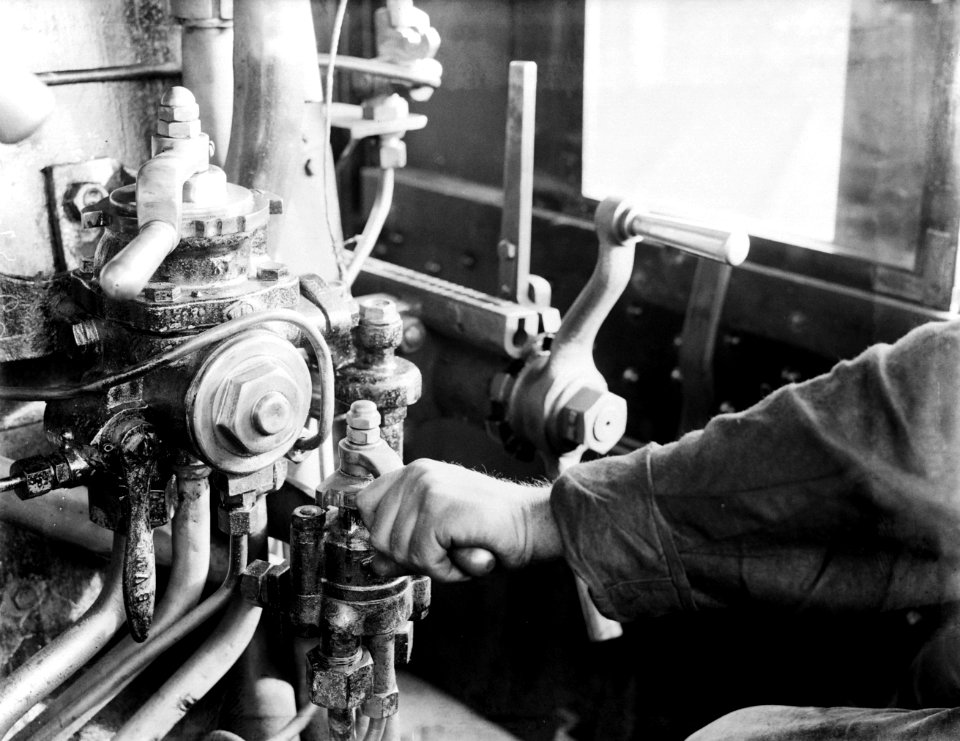 Hand van een machinist die de machinerie van een stoomlocomotief bedient, Bestanddeelnr 252-1037