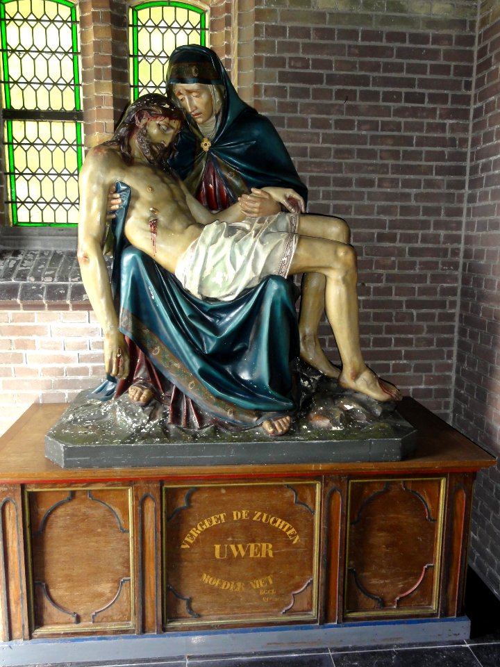 Handel (Gemert-Bakel) Kerk OLV ten Hemelopneming pieta in portaal