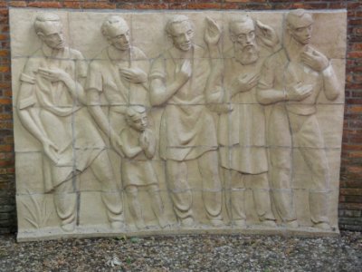Handel (Gemert-Bakel) Processiepark, processiekapel, sculptuur biddende mannen