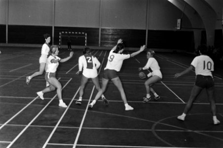 Handbal Zeeburg tegen Quintus 6-6 Dames in Jan van Galen hal Amsterdam. Zeeburg , Bestanddeelnr 923-1236
