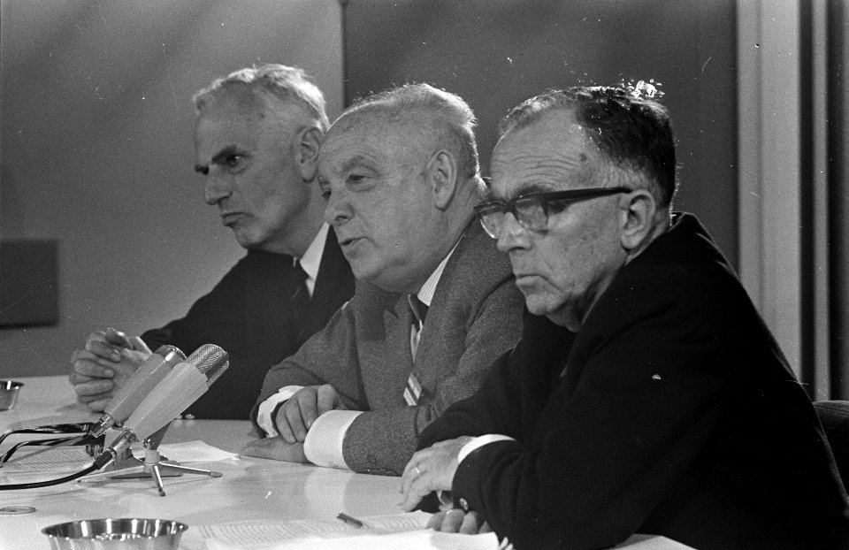 Handelsdelegatie terug uit Zuid Afrika v.l.n.r. Dr. J. Keuning , Sydney vd Berg, Bestanddeelnr 921-8514