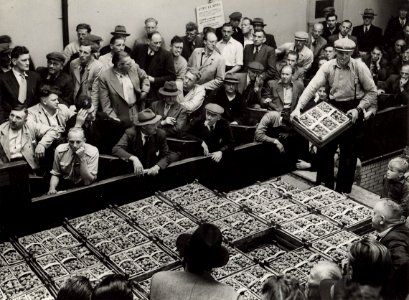 Handelaren op de veiling om de eerste aardbeien te keuren en te kopen (5 juni). Vanaf 1960 was de aardbeienveiling in de Parallelweg. Identificatienummer 54-004368, NL-HlmNHA 54004368