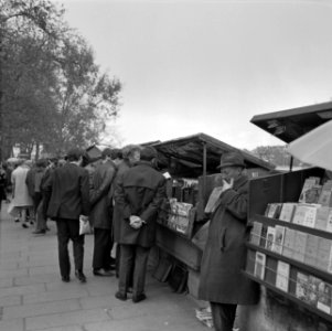Handelaar en klanten bij de boekenstalletjes langs de Seine, Bestanddeelnr 254-0461