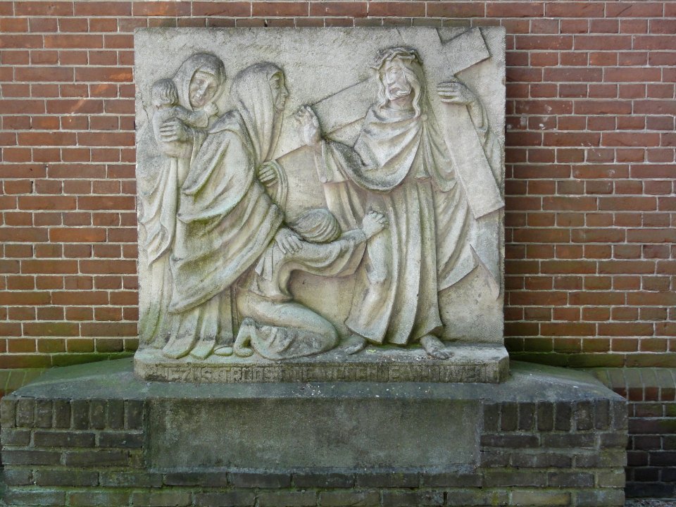 Handel (Gemert-Bakel) Kerk OLV ten Hemelopnemingfkruiswegstatie tegen kerkmuur