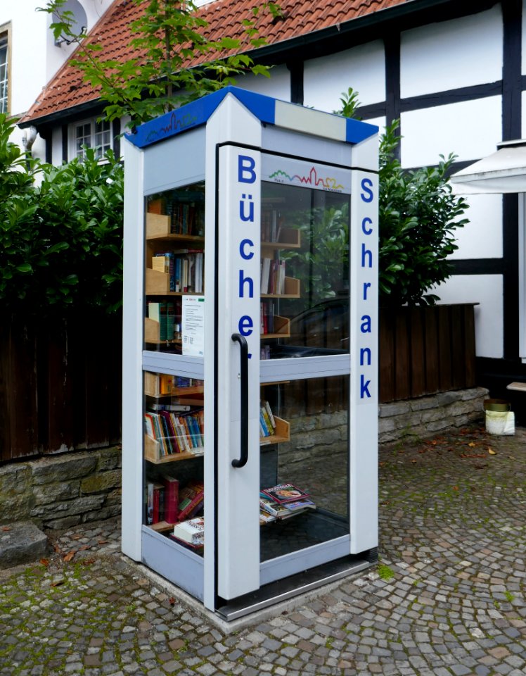 Halle - Bücherschrank