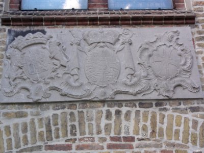Handel (Gemert-Bakel) Kerk OLV ten Hemelopneming wapenrelief op buitenmuur