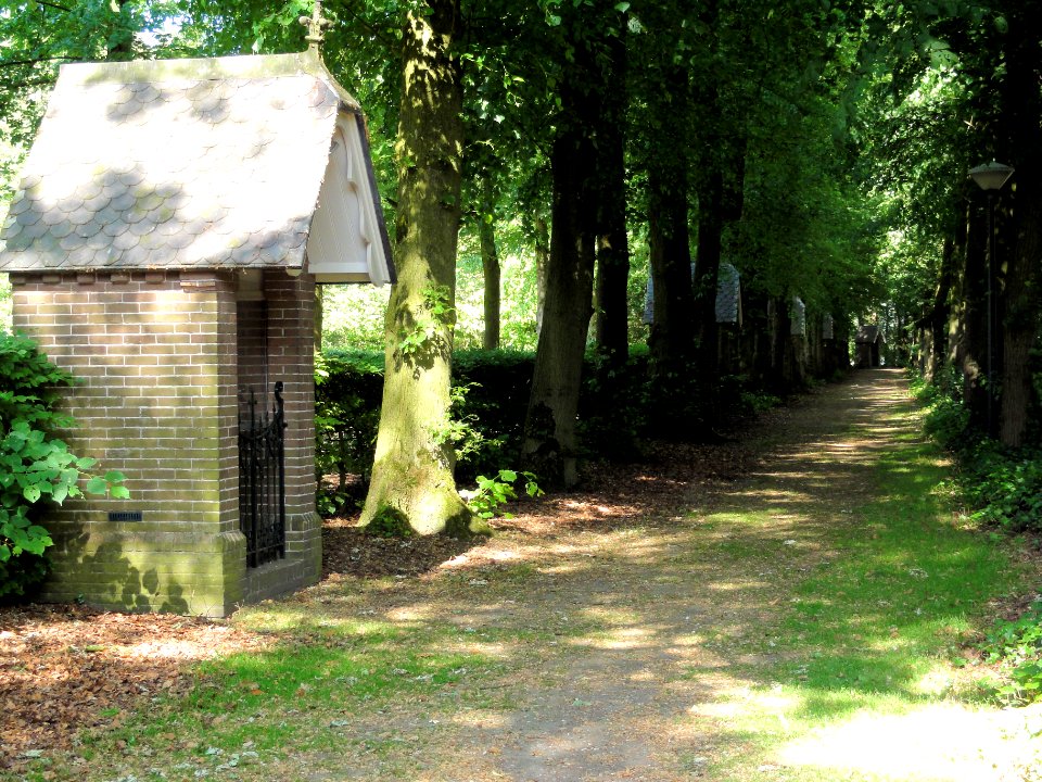 Handel (Gemert-Bakel) Processiepark, Rozenkransweg, de laan met kapellen