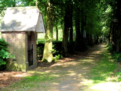 Handel (Gemert-Bakel) Processiepark, Rozenkransweg, de laan met kapellen