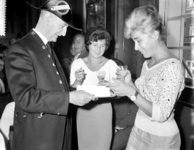 Handbalsters op stadhuis ontvangen, Bestanddeelnr 911-3335