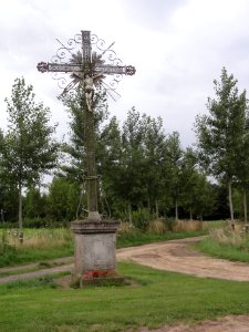 Happencourt (Aisne) croix de chemin avec attributs de la Passion du Christ