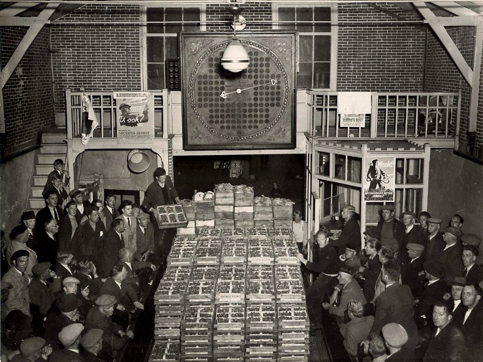 Handelaren tijdens de veiling van aardbeien en groente. Vanaf 1960 was de aardbeienveiling in de Parallelweg. Identificatienummer 54-004338, NL-HlmNHA 1478 25900 K 38
