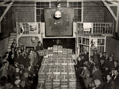 Handelaren tijdens de veiling van aardbeien en groente. Vanaf 1960 was de aardbeienveiling in de Parallelweg. Identificatienummer 54-004338, NL-HlmNHA 1478 25900 K 38
