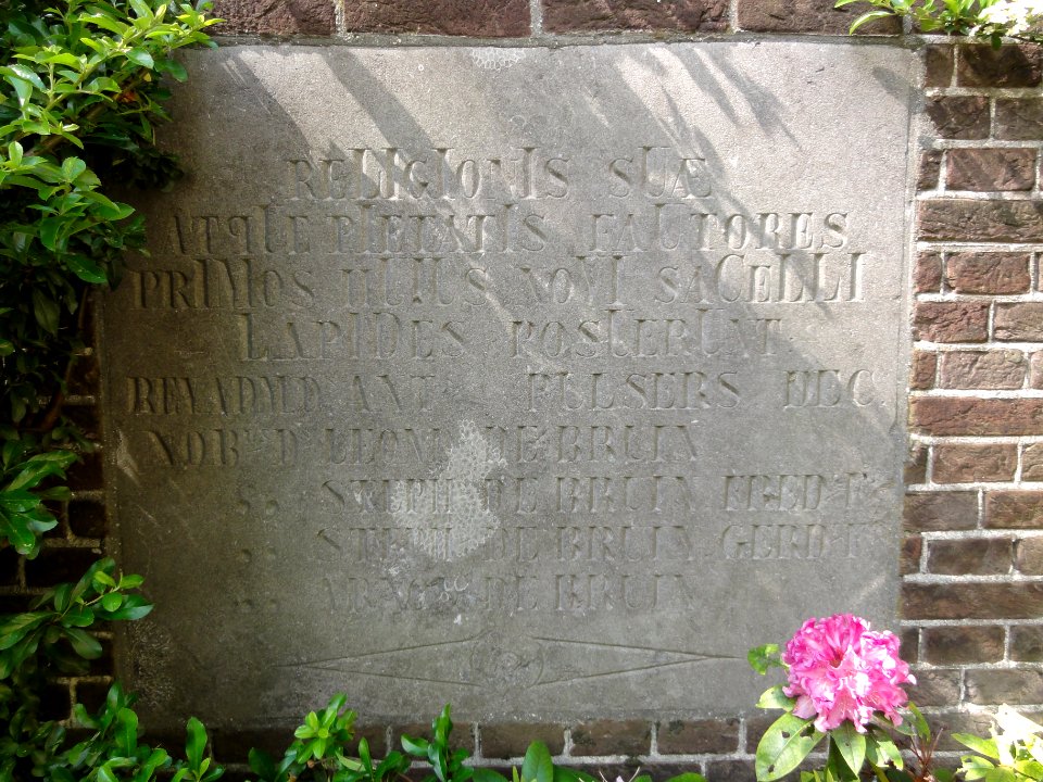 Handel Rijksmonument 16060 Capucijnenklooster gedenksteen tegen zijmuur kapel