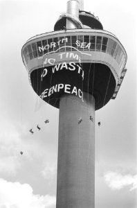 Hangend aan de Euromast wordt door activisten een spandoek ontrold, Bestanddeelnr 934-4643