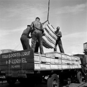 Handelskade De trucks worden geladen om de winkels te bevoorraden, Bestanddeelnr 900-3348
