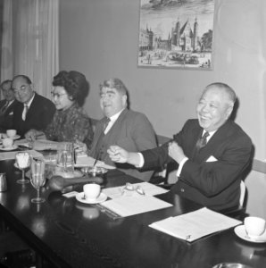 Handelsdelegatie uit Hong Kong in Den Haag Mrs S Yuen , mr W C G Knowles, Bestanddeelnr 915-6368