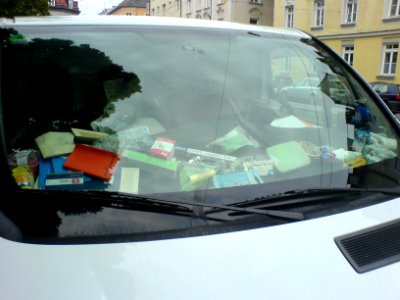 Handwerkerfahrzeug mit zahlreichen Gegenständen auf dem Armaturenbrett