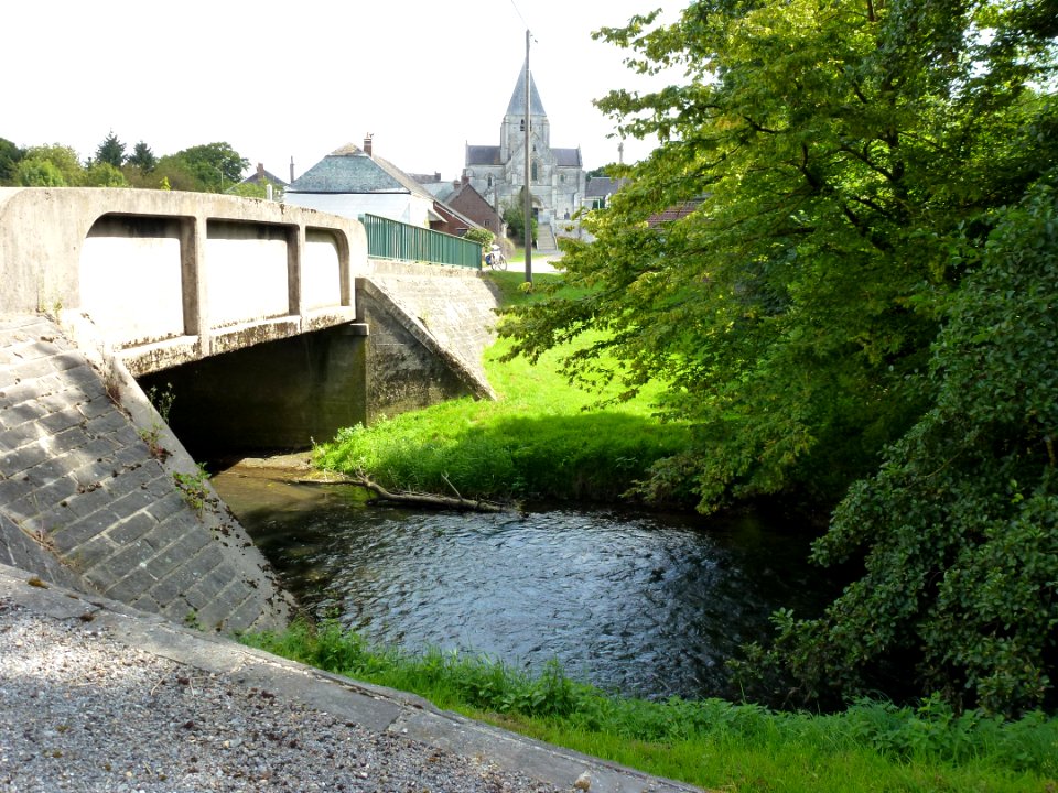 Hannappes (Ardennes) pont de l'Aube avec vue sur le bourg