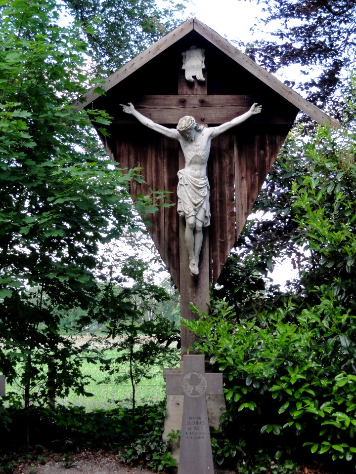 Handel (Gemert-Bakel) kerkhof calvariekruis