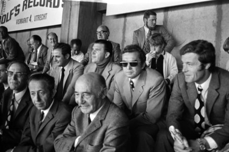 Happel (met zonnebril), trainer van Feyenoord, op de tribune, links naast hem Pu, Bestanddeelnr 924-5820