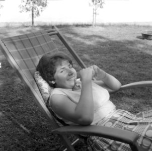 Hannelore in een ligstoel in de tuin, Bestanddeelnr 254-4630