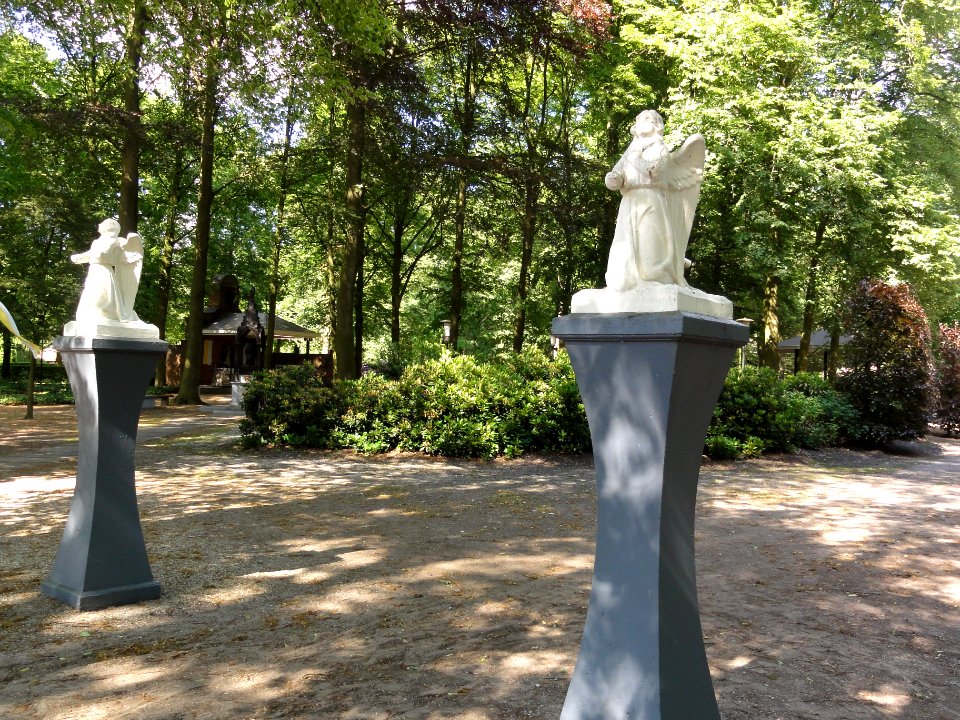 Handel (Gemert-Bakel) Processiepark, sculptuur engelen, entree park