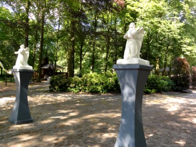 Handel (Gemert-Bakel) Processiepark, sculptuur engelen, entree park