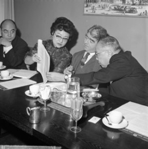 Handelsdelegatie uit Hong Kong in Den Haag Mrs S Yuen , mr W C G Knowles, Bestanddeelnr 915-6369