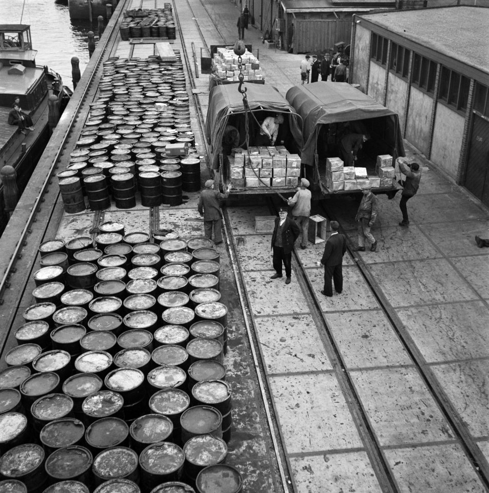 Handelskade De trucks worden geladen om de winkels te bevoorraden, Bestanddeelnr 900-3347