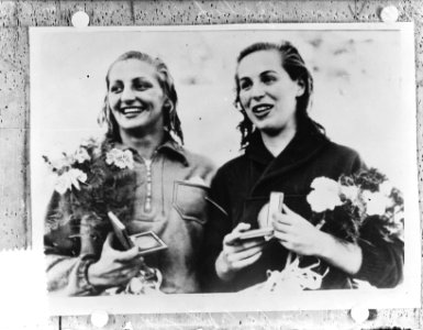 Hannie Termeulen (links), zilver op de 100 m vrije slag bij de Olympische Spelen, Bestanddeelnr 905-2433