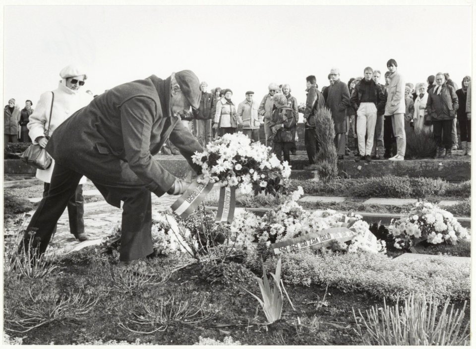 Hannie Schaft herdenking op de Erebegraafplaats te Overveen, NL-HlmNHA 54015711
