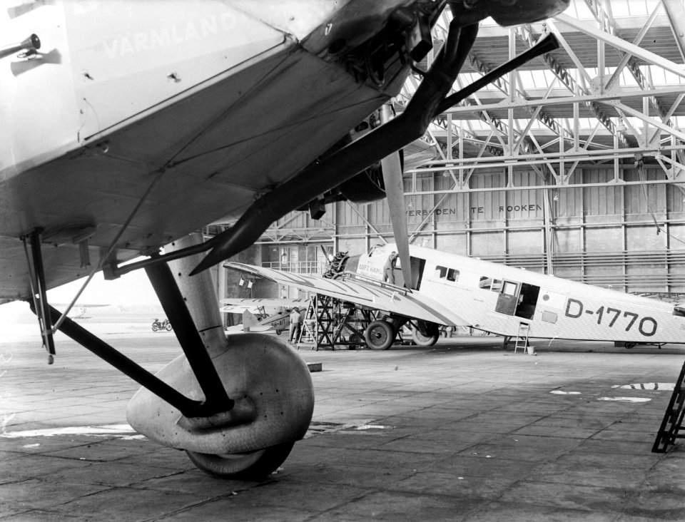 Hangar op Schiphol met Junker-vliegtuigen, Bestanddeelnr 189-0376