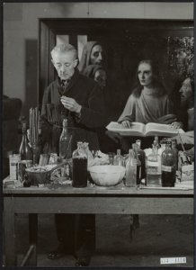 Han van Meegeren in zijn atelier werkend aan het schilderij 'Jezus en de Schrift, Bestanddeelnr 133-1154
